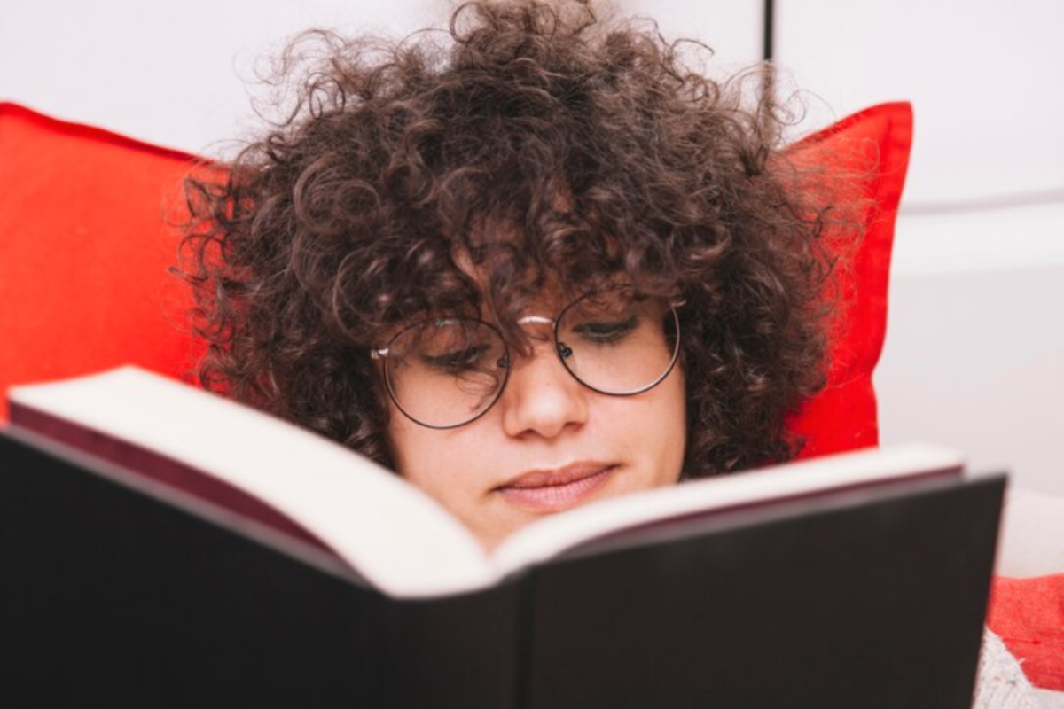 Mujer leyendo con gafas