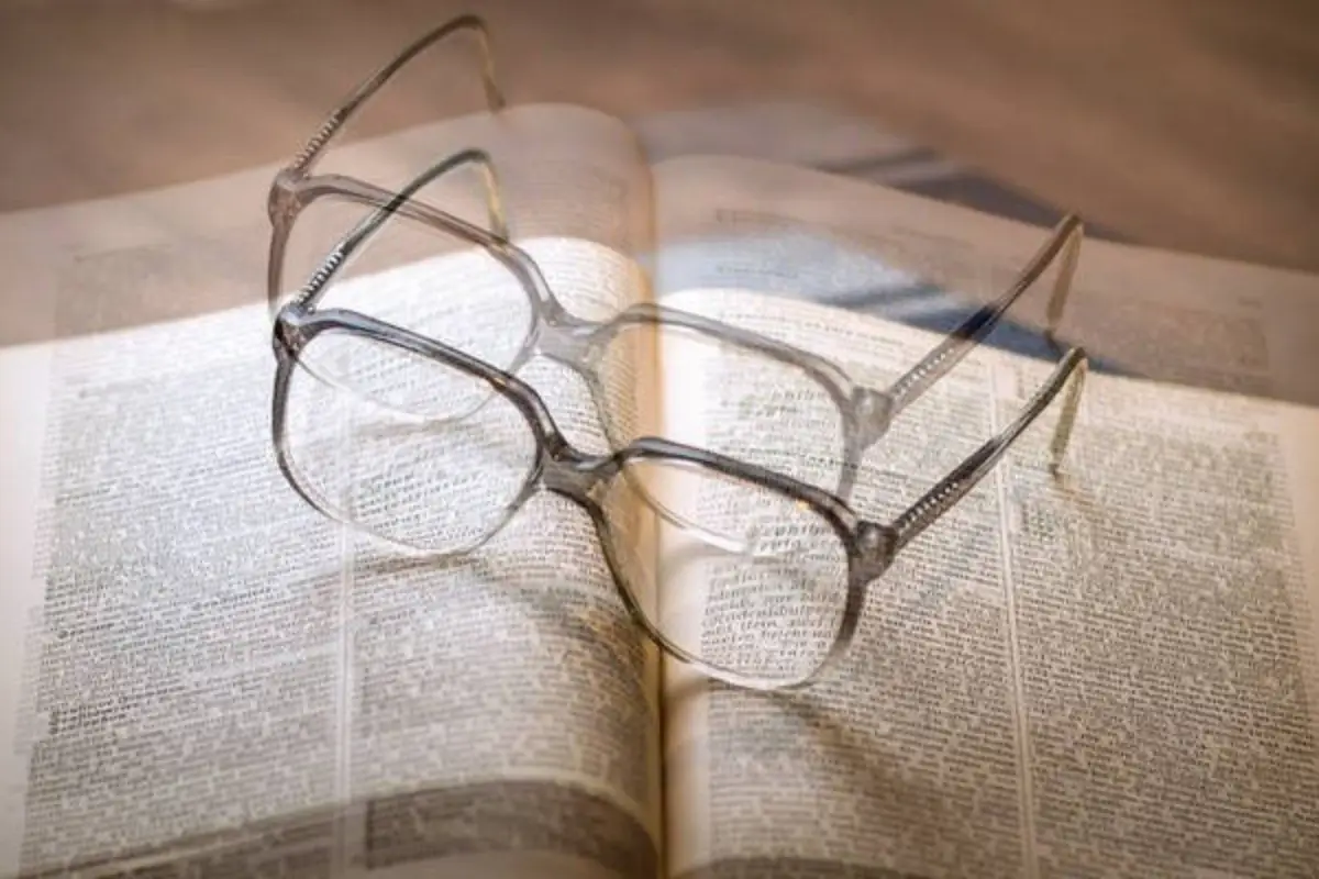 Gafas sobre libro borrosas