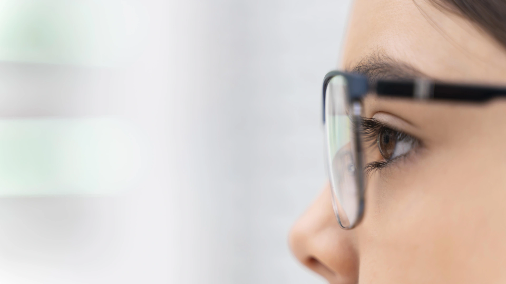 mujer de perfil con gafas