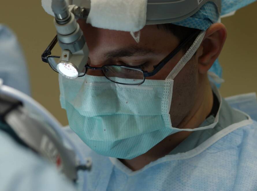 blefaroplastia o cirugía en los párpados