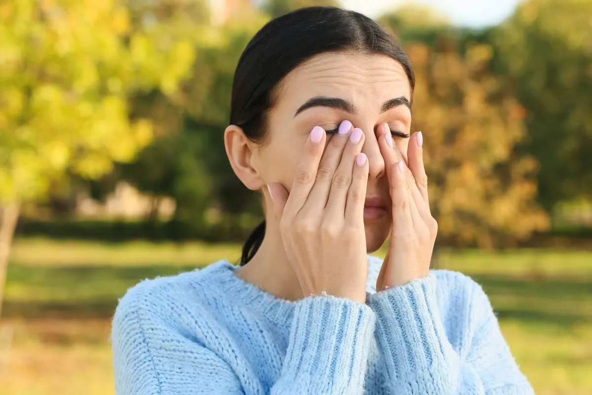 Mujer frotándose los ojos